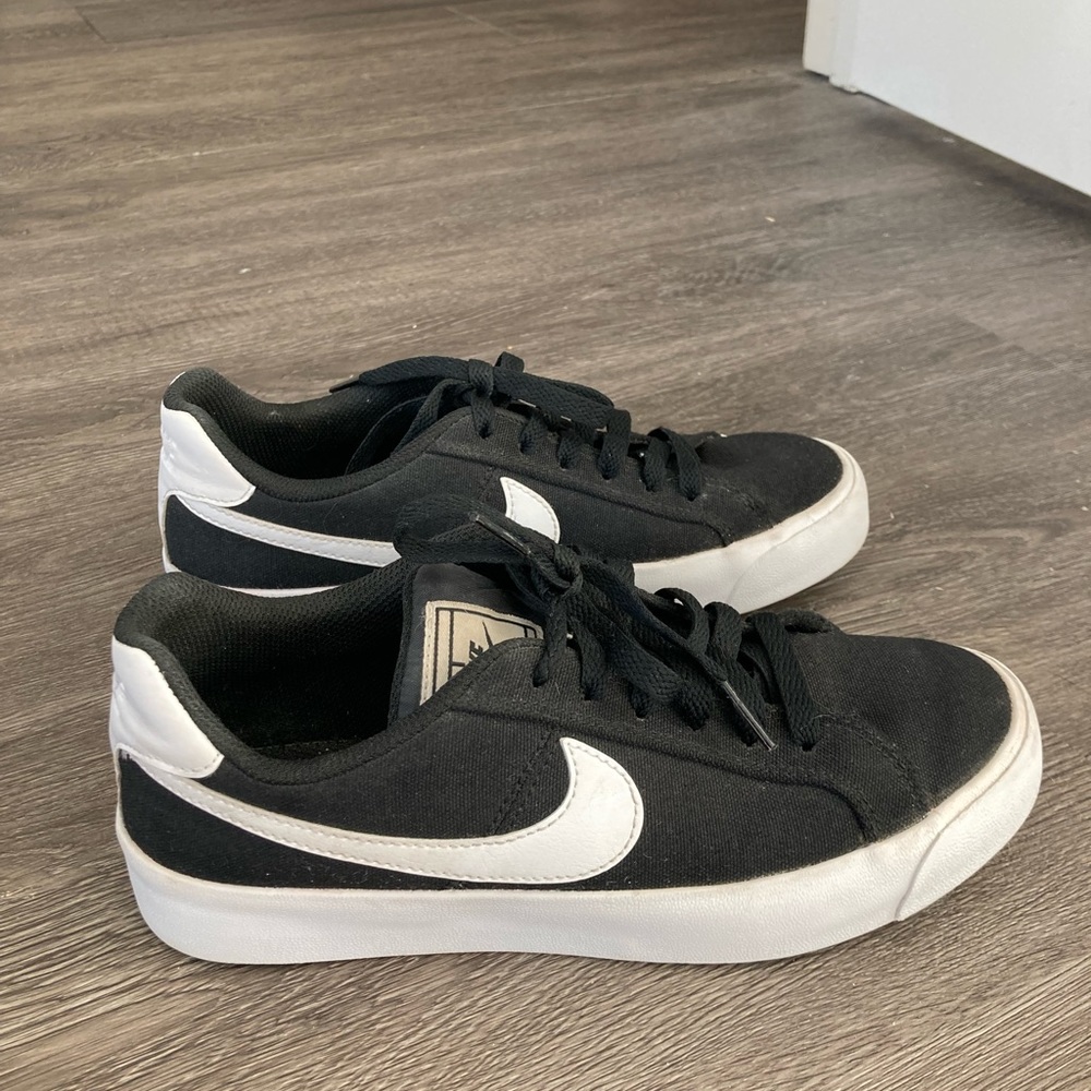 Nike Woman’s Tennis Shoes size 6.5
